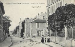 Au niveau de la caisse d'épargne, à droite l'avenue de la belle Aimée