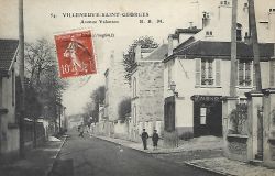 Au niveau de la caisse d'épargne, à droite l'avenue de la belle Aimée