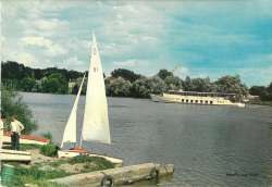 Un voilier dans la Seine