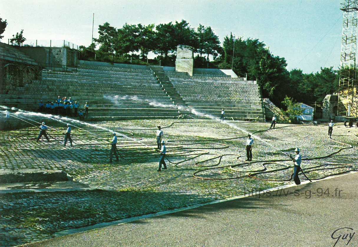 Le fort (construction 1876-1879) des Sapeurs Pompiers de Paris, manoeuvres de lances
