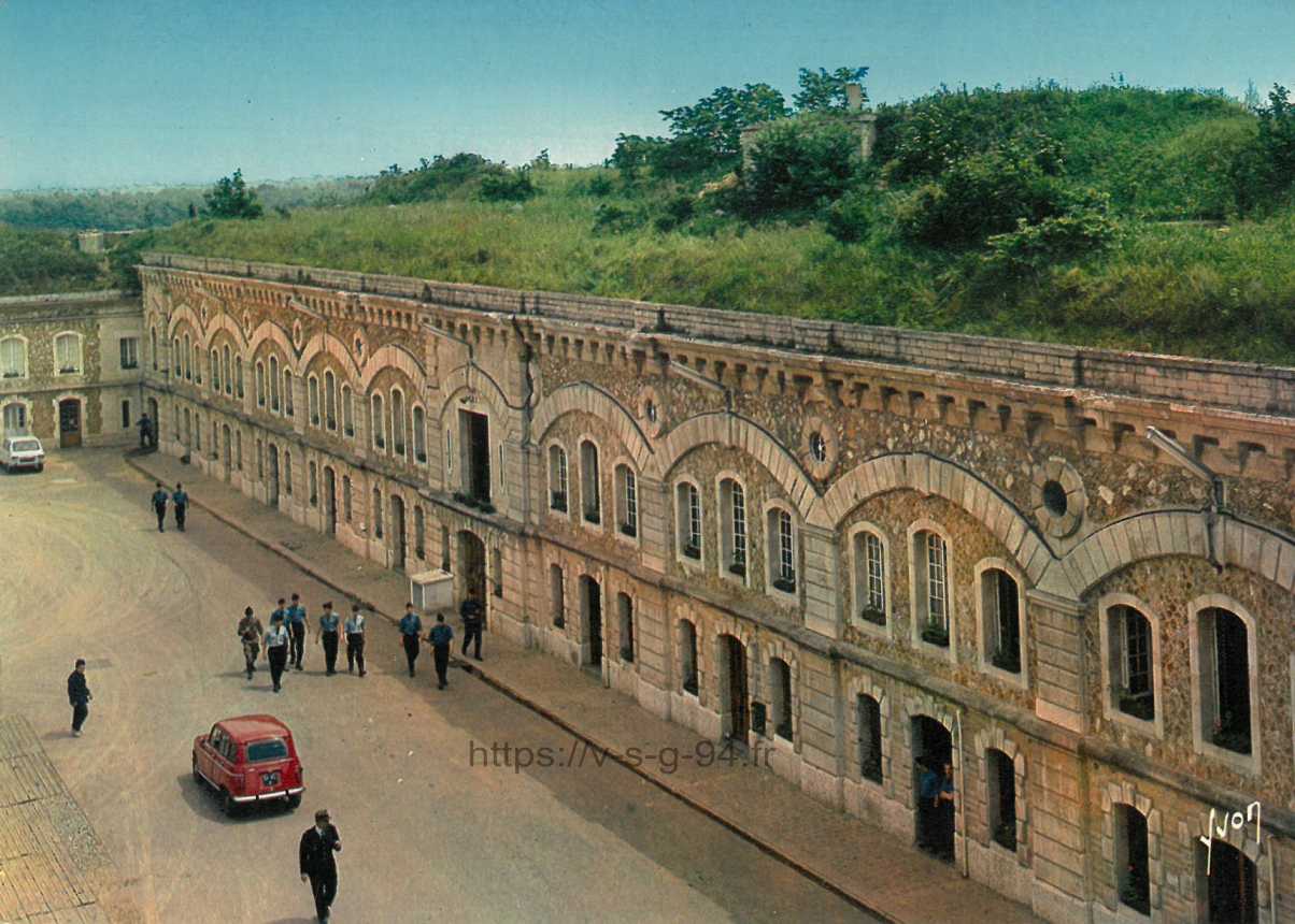 Le fort (construction 1876-1879) des Sapeurs Pompiers de Paris, la cour d